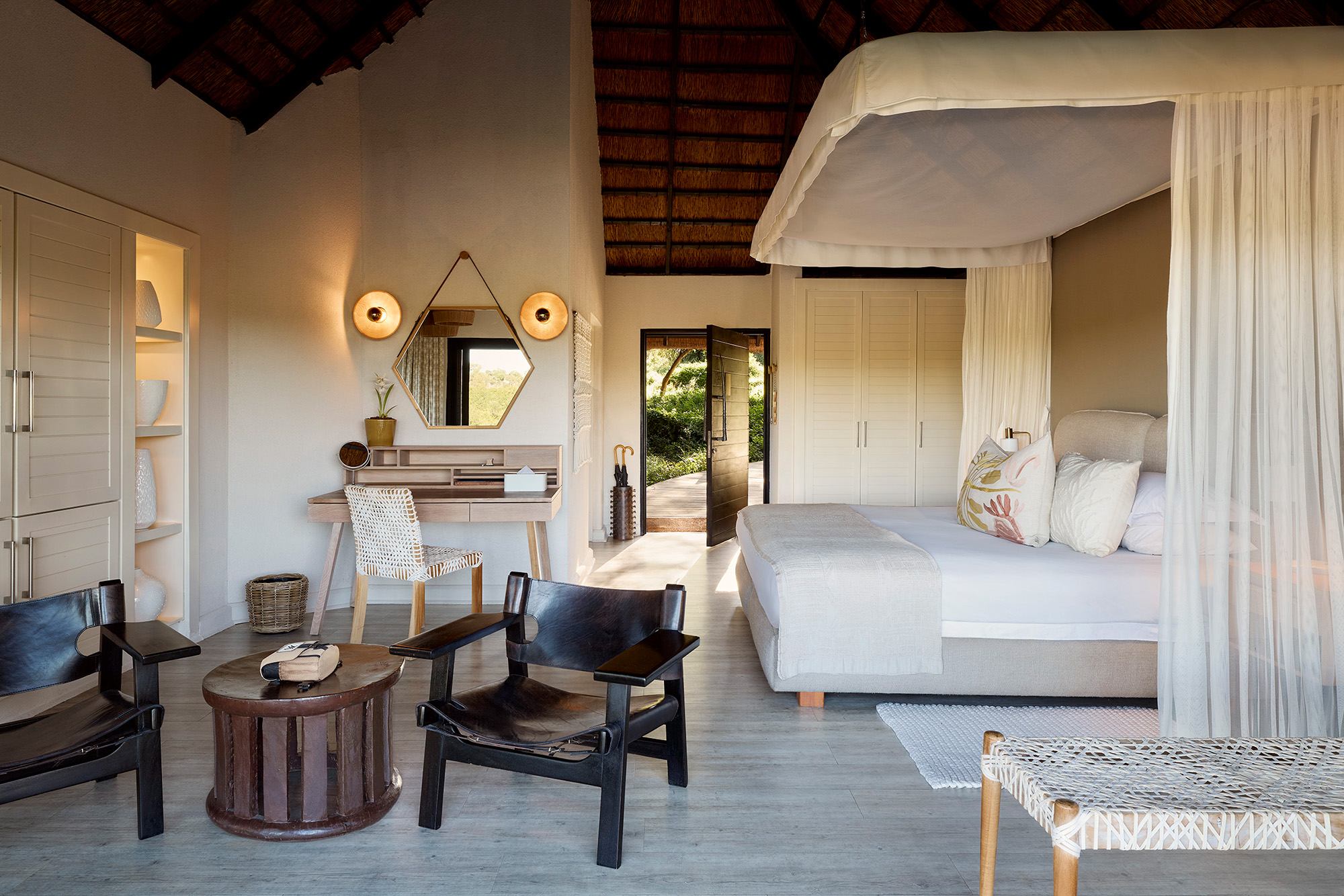 Lion Sands River Lodge_Luxury Room_Bedroom_01