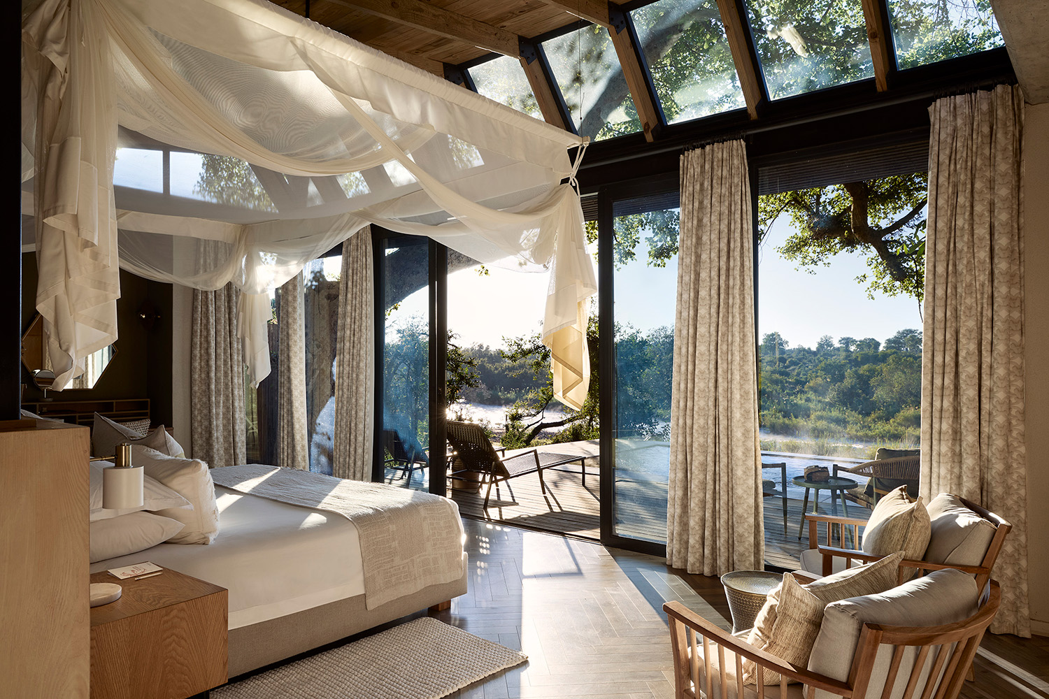 https://pub-29b0abba331044e6b4a8872c4e13f484.r2.dev/media/6a27b1e71946f0a20524978b-lion-sands-river-lodge_river-suite_-bedroom_01.jpg