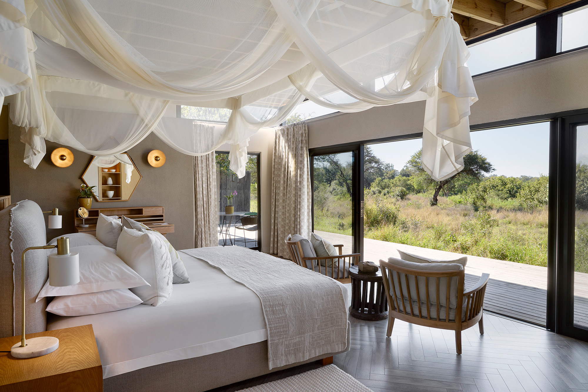 https://pub-29b0abba331044e6b4a8872c4e13f484.r2.dev/media/6a27b2ab1946f0a20524a775-lion-sands-river-lodge_family-river-suite_-bedroom-one_01.jpg