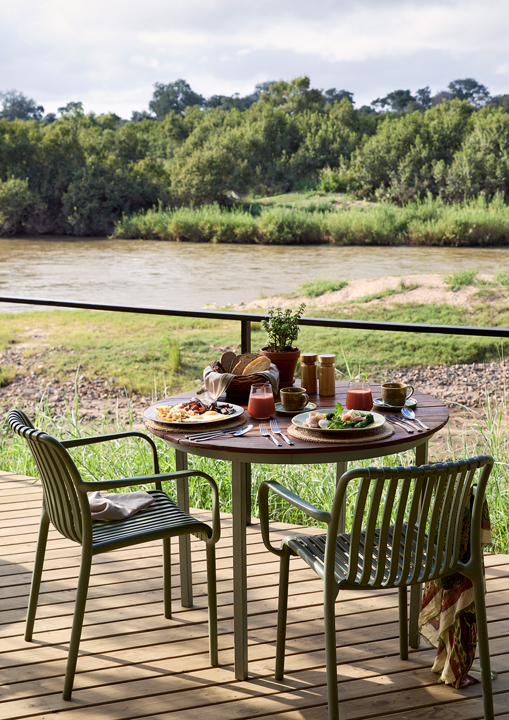 Lion Sands River Lodge_Dining Deck_03